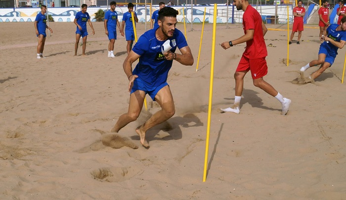 Michele Diana, central de la U.D. Melilla, en el entrenamiento de ayer en la arena de la Playa de San Lorenzo