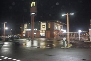 Imagen del restaurante de comida rápida, McDonald’s en el paseo marítimo