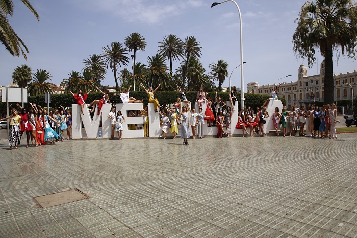 Diferentes momentos del recorrido turÃ­stico que realizaron las mÃ¡s de medio centenar de candidatas a Miss World Spain 2019 por el centro de Melilla en la jornada de ayer
