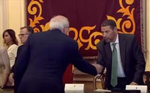 Aunque para los jóvenes pueda parecer algo increíble, hubo un tiempo en el que el cepemista y el popular congeniaban a la perfección y se llevaban como nadie (en la foto Imbroda saludando únicamente a Aberchán al término del pleno en el que se eligió a De Castro)