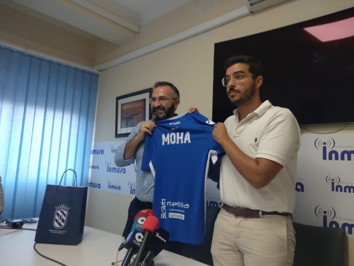 Luis Manuel Rincón, presidente de la U.D. Melilla, hizo entrega de una camiseta al viceconsejero Mohamed Mohamed