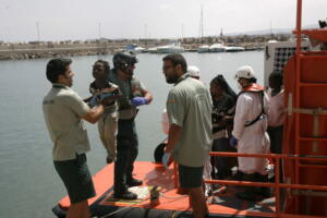 Entre los 63 inmigrantes llegados ayer, hay 15 niños, entre ellos varios bebés