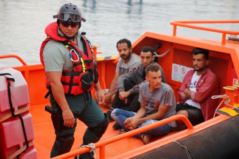 Los inmigrantes llegaron al puerto deportivo pasadas las 13.00 horas a bordo de la embarcación Salvamar Alcor