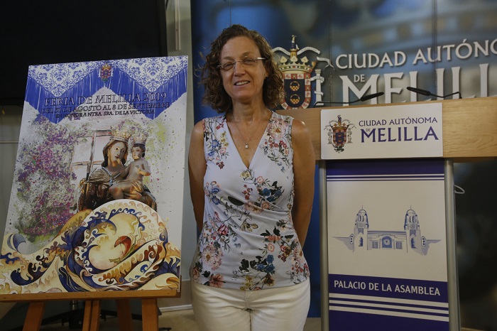 La consejera de Festejos, Gloria Rojas, con el cartel ganador de estas Fiestas Patronales