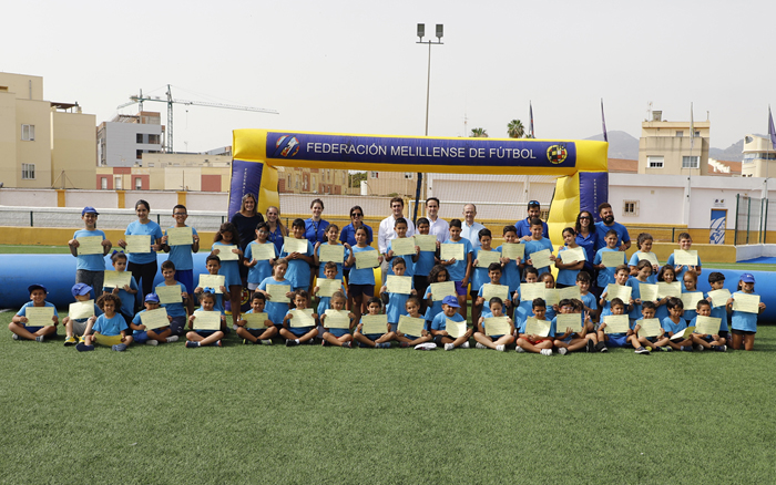 Foto de familia de los participantes en los Talleres Deportivos Infantiles en Inglés