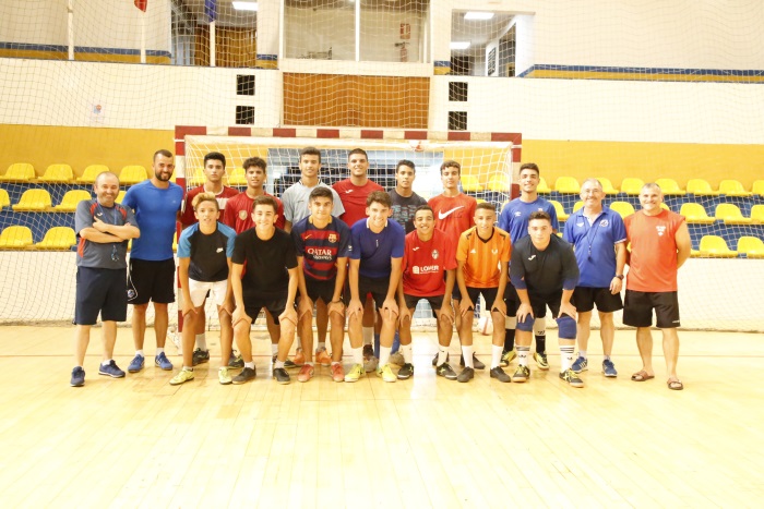 Jugadores que participaron en la sesión del pasado miércoles en el Pabellón Lázaro Fernández, junto a los miembros del cuerpo técnico