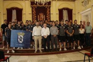 Foto de familia de la recepción ofrecida ayer por el presidente de la Ciudad, Eduardo de Castro, a la U.D. Melilla