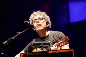 Pedro Guerra regresa a Melilla después de haber actuado en 2008 en un ciclo organizado por la UNED, y en 2014 como artista invitado en el Certamen de Cantautores
