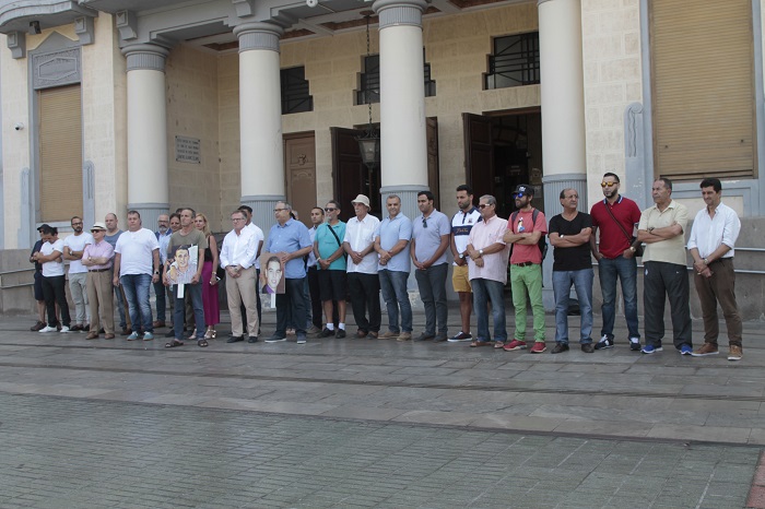 Concentración frente a las puertas del Palacio de la Asamblea en recuerdo de Emin y Pisly