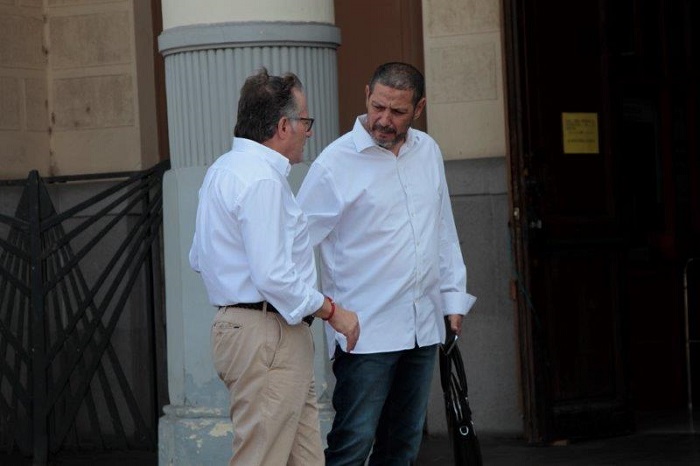 El presidente de la Ciudad Autónoma, Eduardo de Castro, con el presidente de Coalición por Melilla (CPM), Mustafa Aberchán, ayer en la puerta del Palacio de la Asamblea