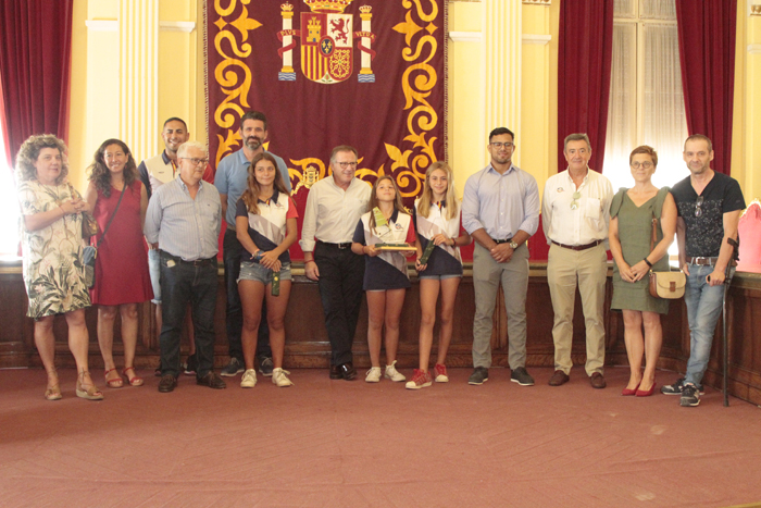 Foto de familia de la recepción de ayer del presidente de la Ciudad a las regatistas del Club Marítimo
