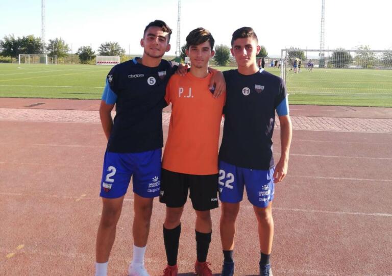 Hamza, Eric y Alberto posando juntos con la camiseta del Extremadura U.D.
