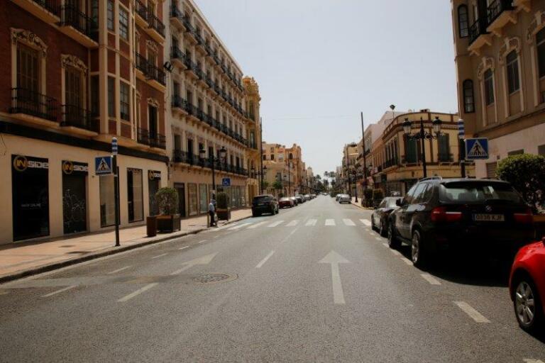 Las calles de Melilla estaban más desiertas de lo habitual, incluso cuando hacía horas ya que había amanecido y el reloj marcaba el mediodía