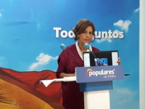 La diputada del PP Fadela Mohatar muestra el vídeo