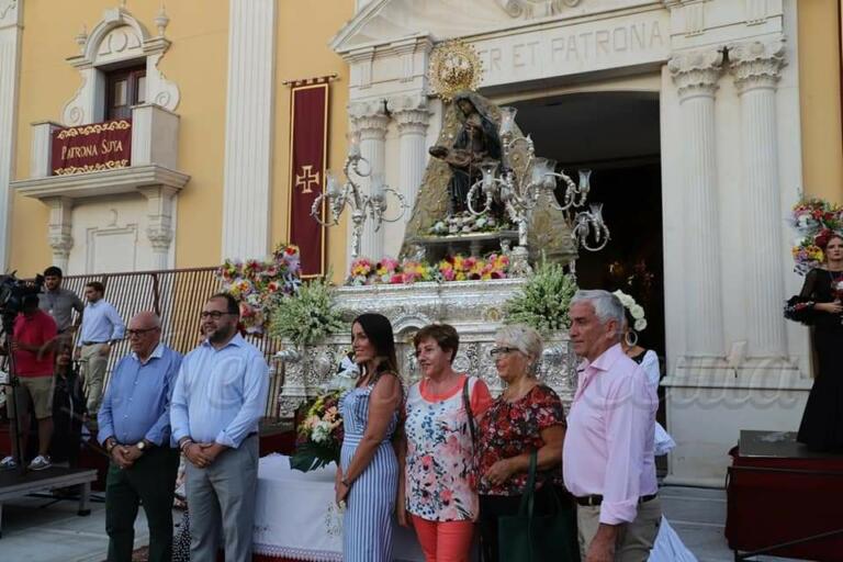 Imagen de los directivos de la Casa regional de Ceuta en Melilla delante de la imagen de la Patrona