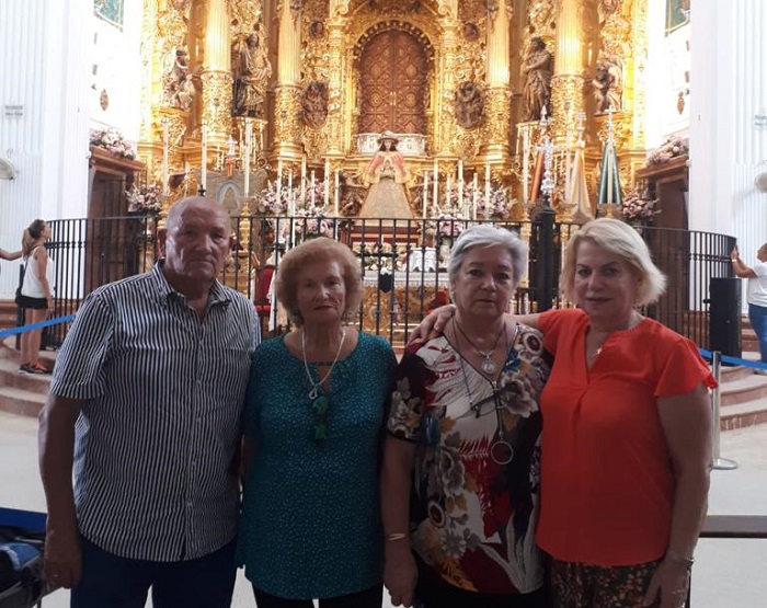 Parte de la Junta Directiva de la Hermandad del Rocío de Melilla visitando a la Virgen