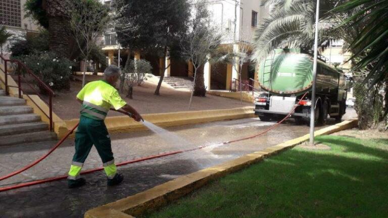 Varios operarios equipados con una cuba y escobas llevaron a cabo una limpieza de choque en ‘Ciudad de Málaga’