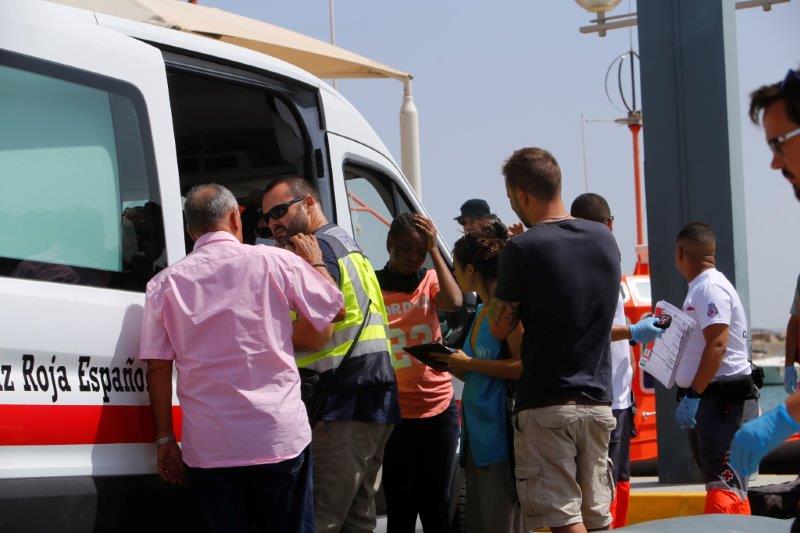 Los inmigrantes arribaron a la ciudad a bordo de la embarcación Salvamar Alcor poco antes de las 16.00 horas