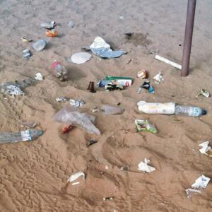 Imagen colgada en el post de Facebook de Rebelión por el Clima de basura en la playa