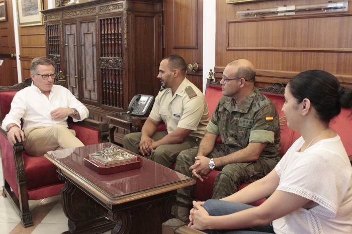 En la imagen, Eduardo De Castro y Yoanida Sel-Lam, junto con el militar, Rachid Ahmed y un superior