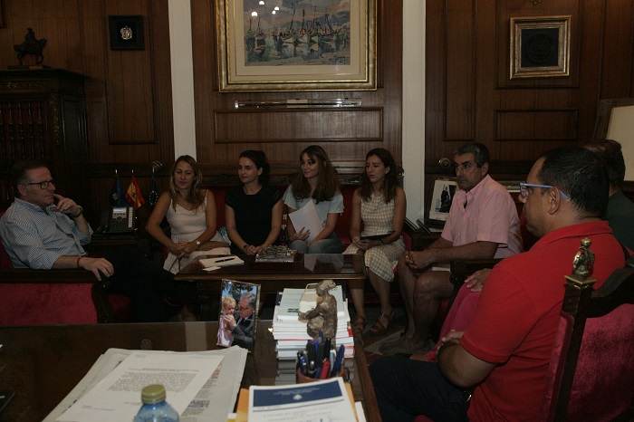 En la imagen, diversos miembros de Feafes junto con el presidente de la Ciudad
