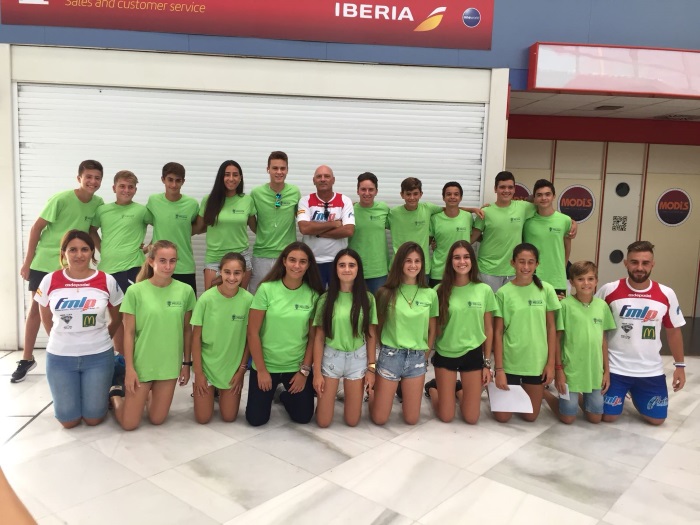 Los expedicionarios posando todos juntos en el Aeropuerto de Melilla, en un desplazamiento anterior