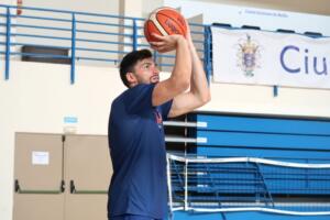 Fede Uclés lanzando a canasta en una sesión de entrenamiento