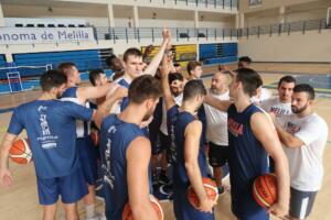 Todos los miembros de la plantilla haciendo piña