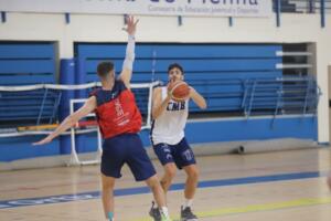 Fede Uclés preparándose para lanzar a canasta