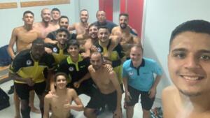 El equipo celebró el triunfo en el vestuario, en el segundo de los partidos