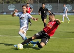 Michele Diana se emplea a fondo para anticiparse a una acción de ataque del filial del Real Club Celta de Vigo