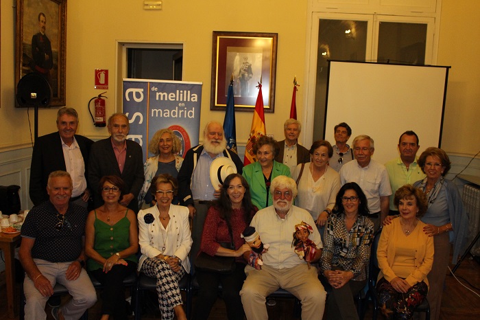 Foto de familia de los asistentes al acto de la presentación del libro en la Casa de Melilla en Madrid