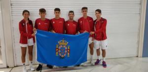 La delegación melillense posando junto a la bandera de Melilla