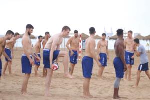 Pau Vaccaro, preparador físico del club, dirigiendo el trabajo sobre la arena