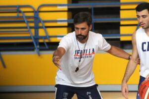 Alejandro Alcoba corrigiendo un aspecto del juego a Dídac Cuevas