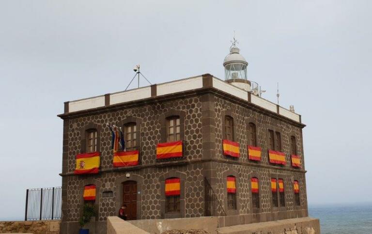 El Faro del Pueblo luce en sus ventanas y balcones la bandera nacional para conmemorar los 522 años de españolidad de esta ciudad