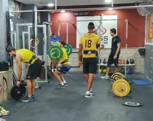 Los jugadores del C.V. Melilla se ejercitaron en el gimnasio antes de partir a la Península