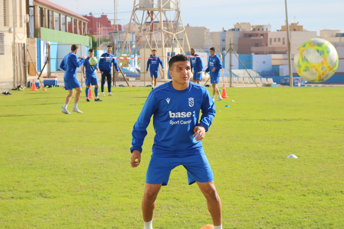 Hicham, futbolista de la U.D. Melilla, en un lance del encuentro del pasado domingo