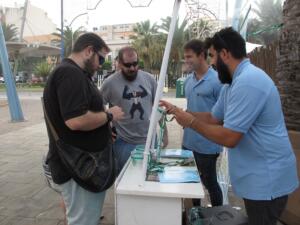 Los puestos de la venta de los vasos de plástico está colocados frente a la caseta ‘El Ferrocarril’ por la tarde y en la Caseta Oficial por la noche
