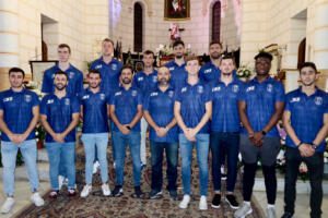 Foto de familia de la plantilla del Melilla Baloncesto en la Iglesia del Sagrado Corazón