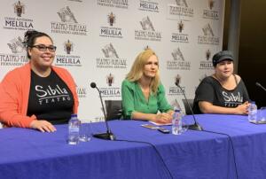 En el centro, la viceconsejera Treviño, acompañada por Ceres Machado y Arancha Mansilla de Sibila Teatro