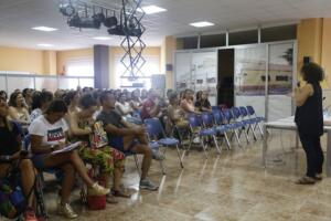 Los 124 docentes atendiendo a la coordinadora del programa Mus-E en el CEIP Real