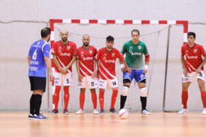 Barroso se dispone a sacar una falta en el encuentro de ayer