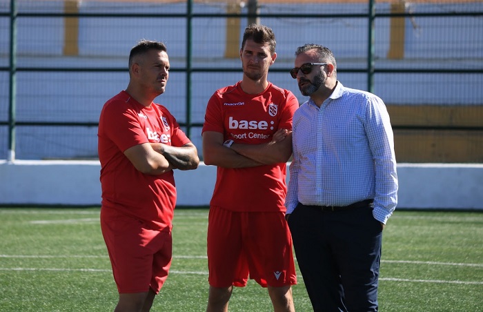 Luis Manuel Rincón conversa con el primer y segundo entrenador del equipo