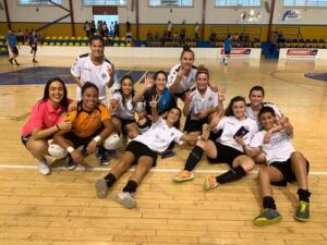 El equipo celebró el triunfo sobre el parqué del ‘Lazaro Fernández’