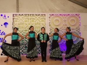 Imagen del espectáculo de baile que se realizó en feria con uno de los grupos de la Escuela