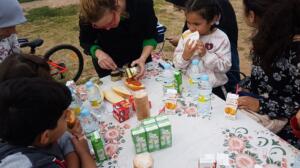 Imagen de una merienda de padres y niños usuarios de la asociación de Adimel