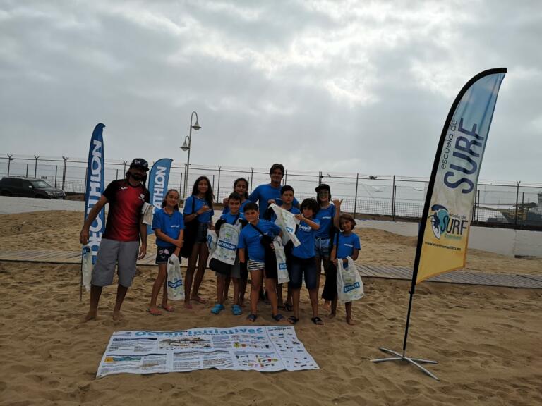 Los participantes limpian los residuos de la playa