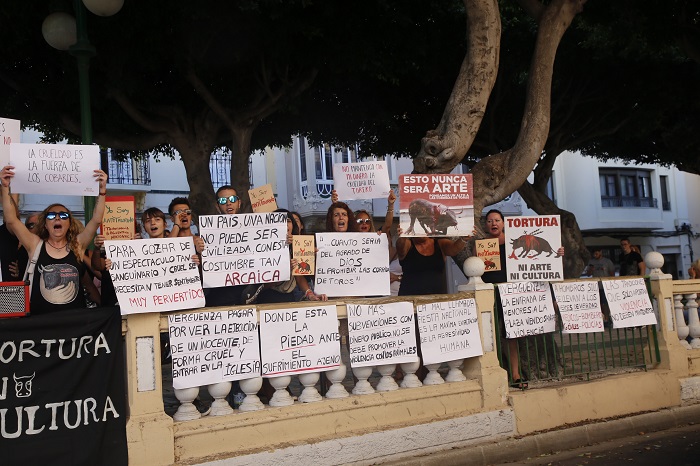 Concentración antitaurina que se realizó ayer en el Paseo General Aizpuru, frente a la Plaza de Toros