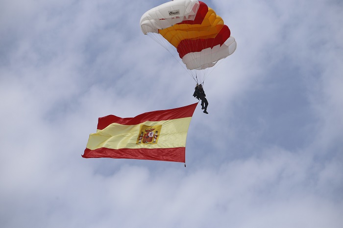 El brigada Del Campo portando la bandera de España hasta Los Cárabos